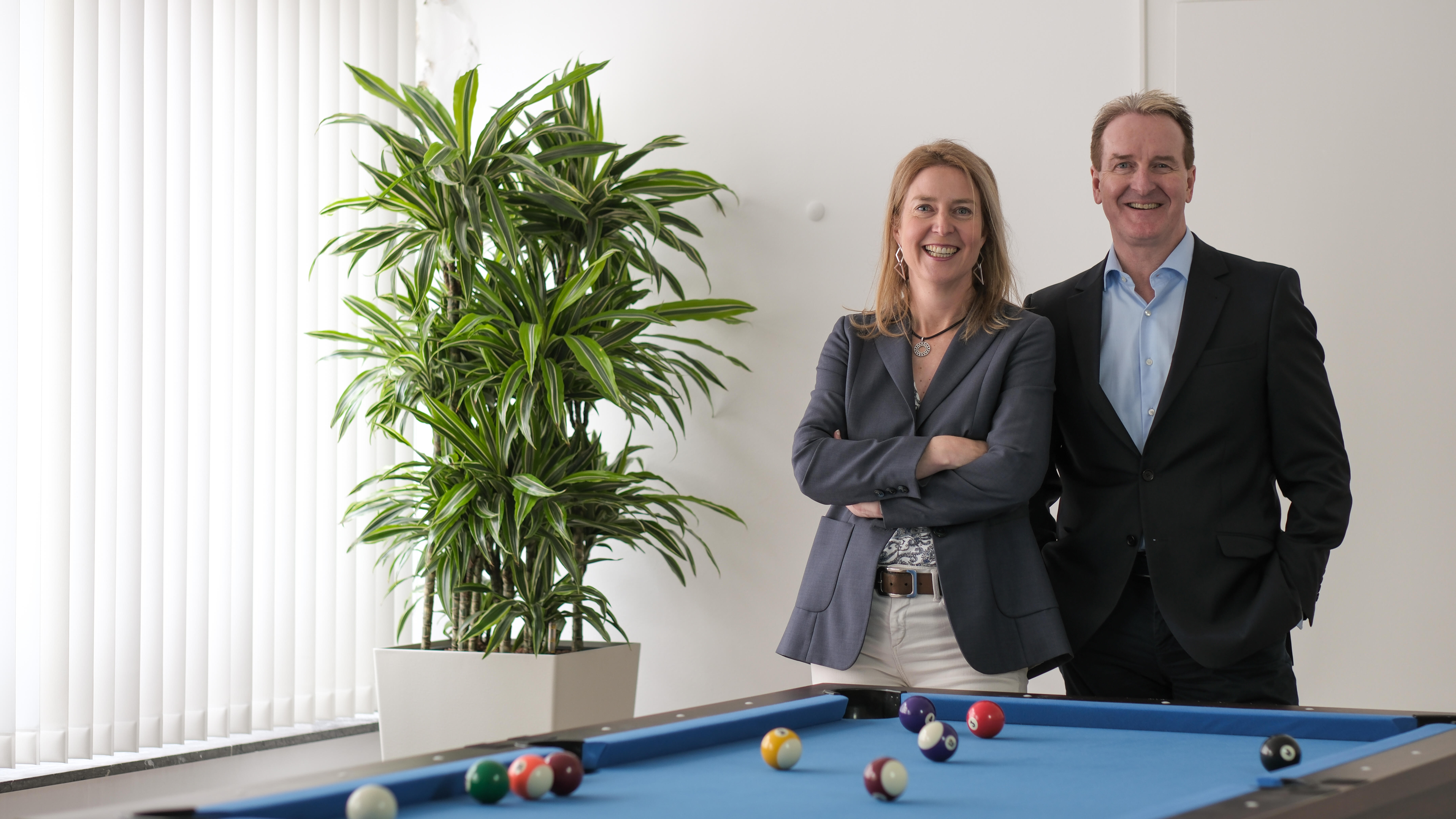 Mirja Lundehn und Armin Kremer stehen am Billiardtisch